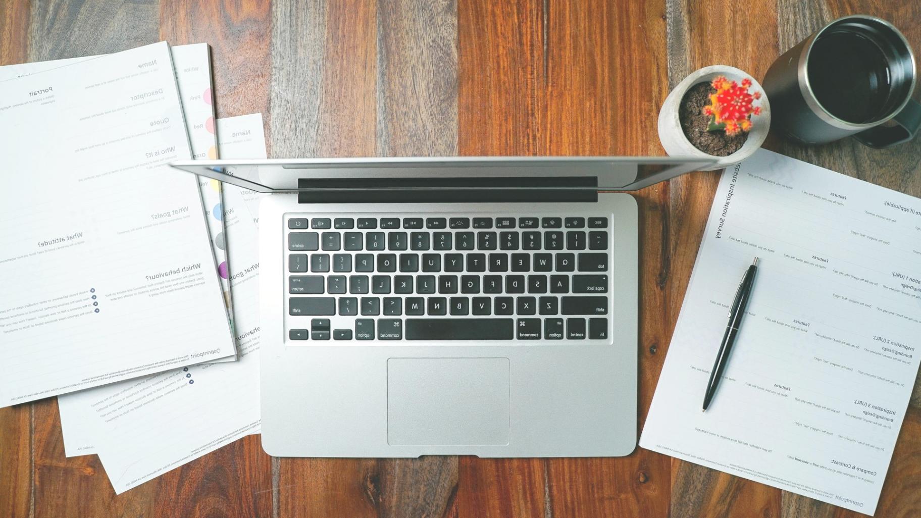Calculadora y documentos de presupuesto familiar organizados en un escritorio